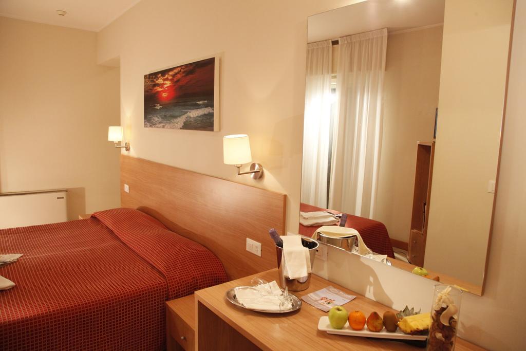 Hotel Majorca Sul Mare In Centro A 리치오네 객실 사진